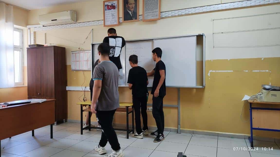 Ortaköy Hidayet Sinanoğlu Ortaokulunda Akıllı Tahta Sökme-Taşıma ve Montaj işlemini Gerçekleştirdik.